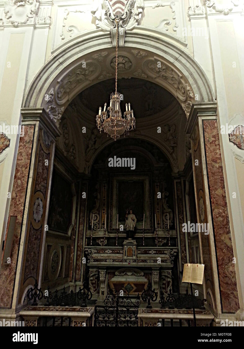 Carafa Madd. Sette Dolori bezieht sich auf ein Kunstwerk oder ein kulturelles Objekt, das mit dem Thema „Sieben Sorgen“ zusammenhängt und möglicherweise aus einem historischen oder religiösen Kontext stammt. Dieses Stück spiegelt die künstlerische Darstellung von Trauer in der religiösen Ikonographie wider. Stockfoto