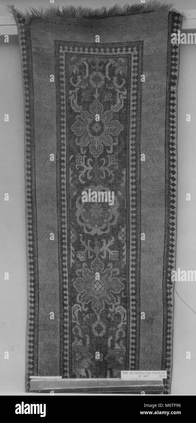 Dieser Teppich, katalogisiert als MET 53652, ist Teil der Sammlung des Metropolitan Museum of Art und zeigt feine Textilhandwerkskunst und künstlerische Muster aus einer bestimmten Zeit. Stockfoto