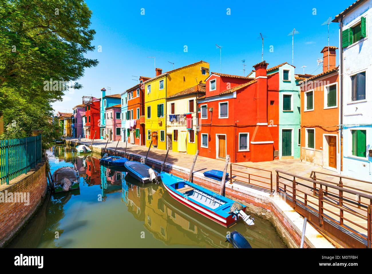 Insel Burano Canal, bunte Häuser und Boote, Venedig Italien Europa Stockfoto