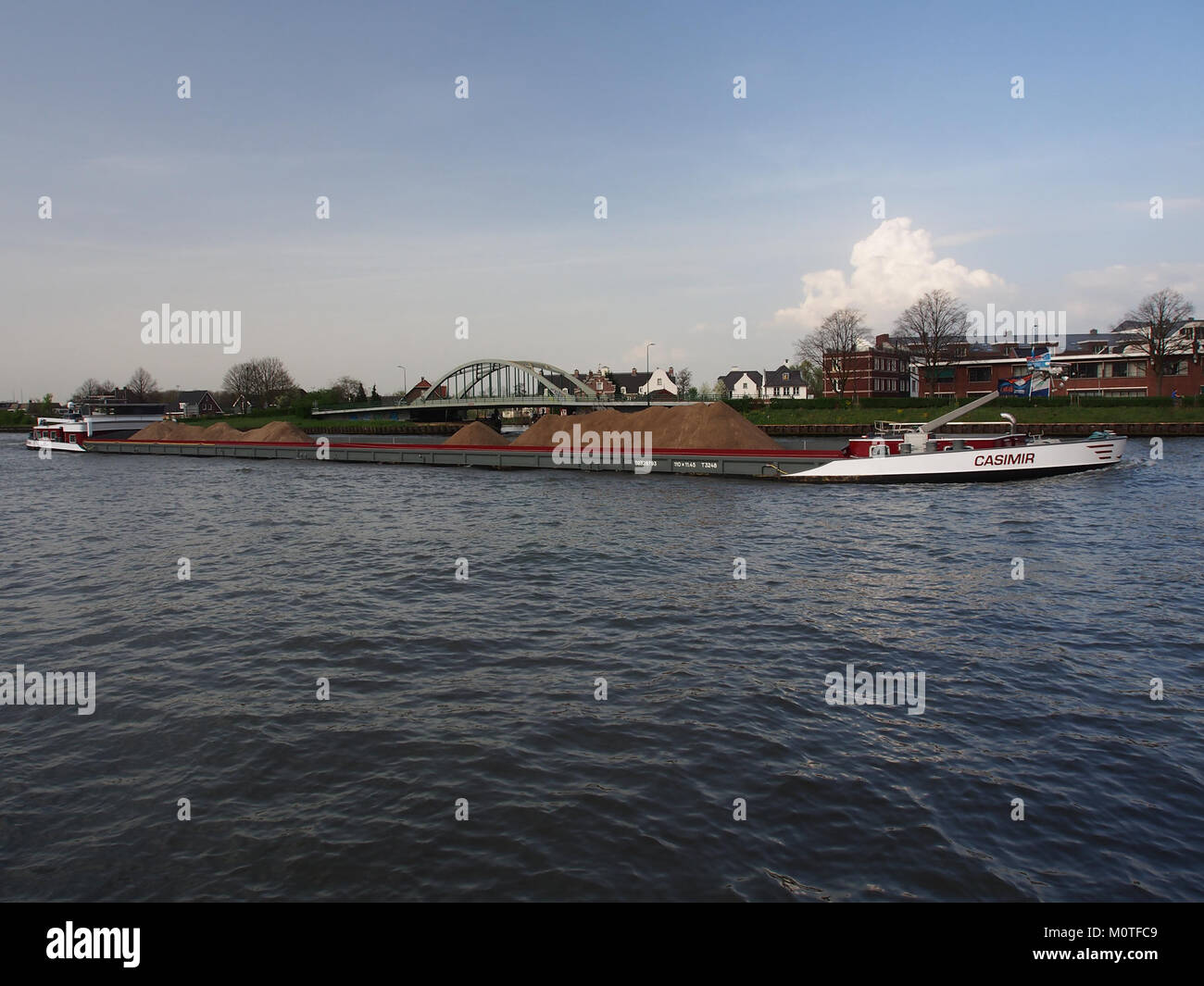 Dieses Bild mit dem Titel „Casimir“ zeigt eine Szene vom Amsterdam-Rijn-Kanal, die die Bedeutung dieser großen Wasserstraße in den Niederlanden für Industrie und Transport widerspiegelt. Stockfoto