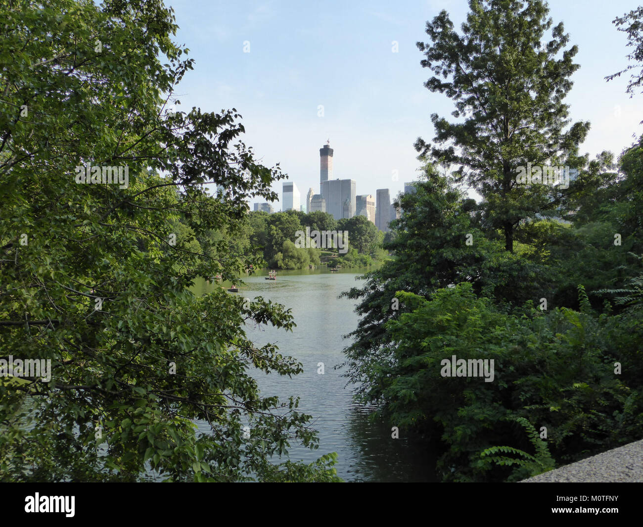 Der Central Park in New York City ist einer der berühmtesten Stadtparks der Welt. Es bietet eine große Auswahl an Freizeitaktivitäten, malerische Ausblicke und natürliche Landschaften im Herzen von Manhattan. Stockfoto