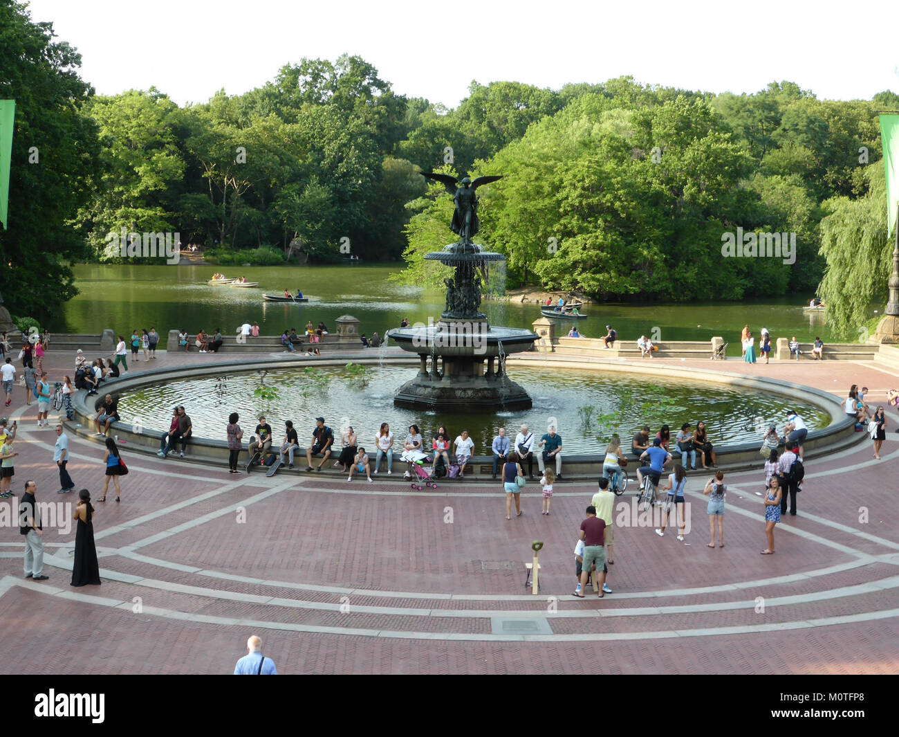 Der Central Park ist ein großer Stadtpark in New York City, der für seine weitläufigen Grünflächen, Erholungsgebiete und kulturellen Sehenswürdigkeiten bekannt ist. Stockfoto