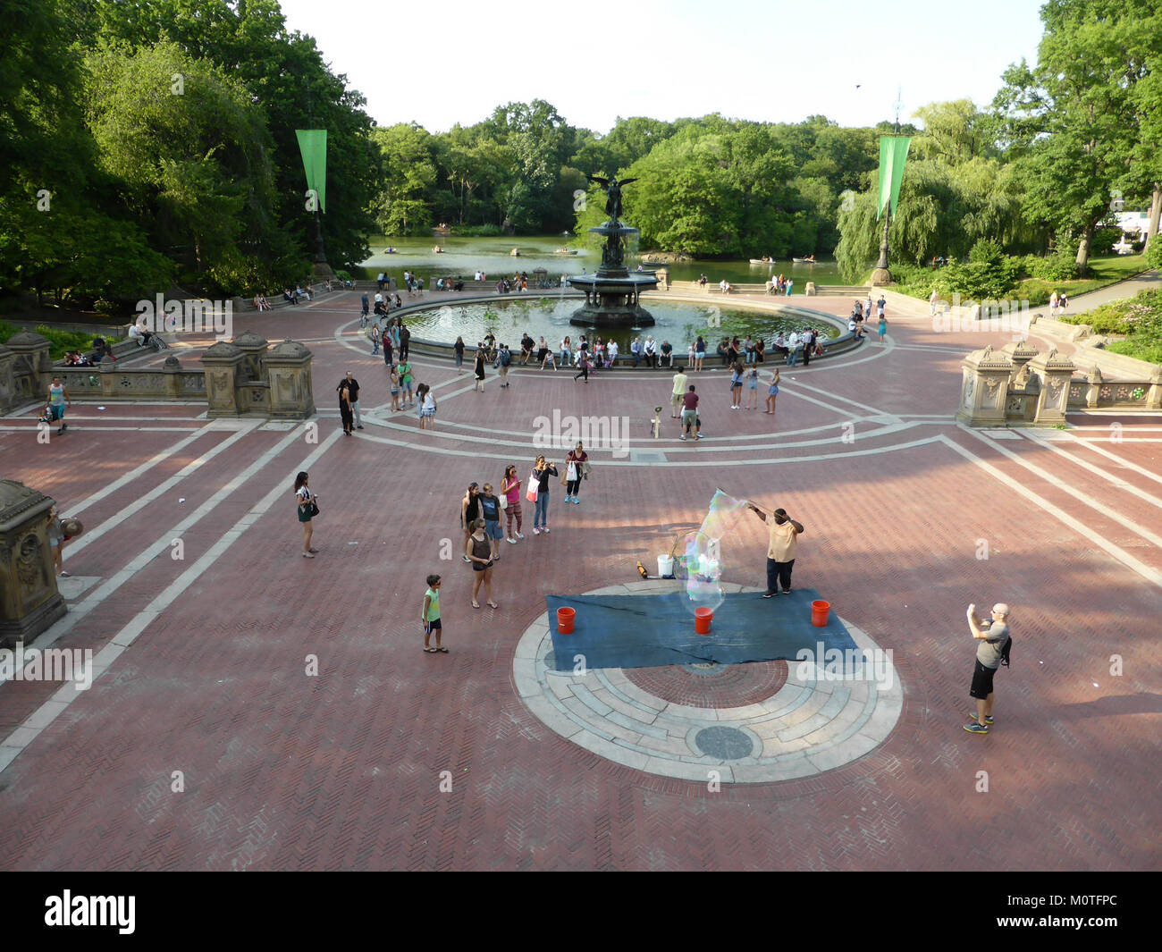 Ein Foto oder Kunstwerk des Central Park, New York, das die natürliche Schönheit und die landschaftlichen Elemente des Parks zeigt. Der Central Park ist ein großer Stadtpark, der für seine Landschaften, Wanderwege und Outdoor-Aktivitäten bekannt ist. Stockfoto