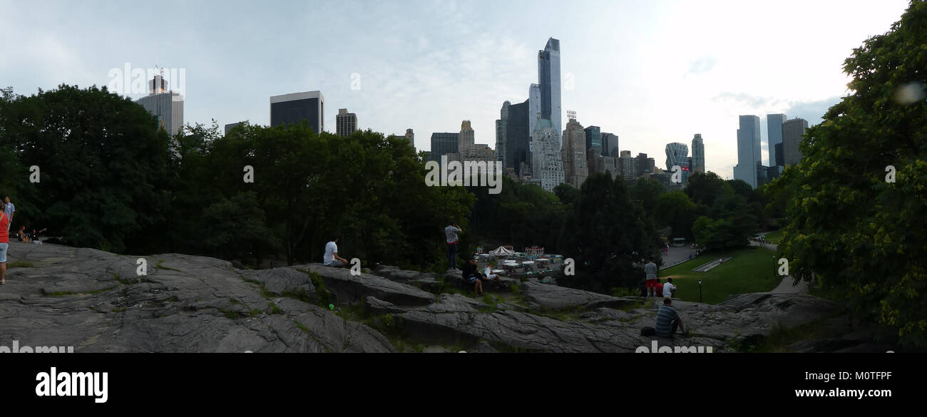 Dieses historische Foto aus dem Jahr 1917 zeigt den Central Park in New York City. Das Bild bietet einen Einblick in die Landschaft und Atmosphäre des Parks während des frühen 20. Jahrhunderts. Stockfoto