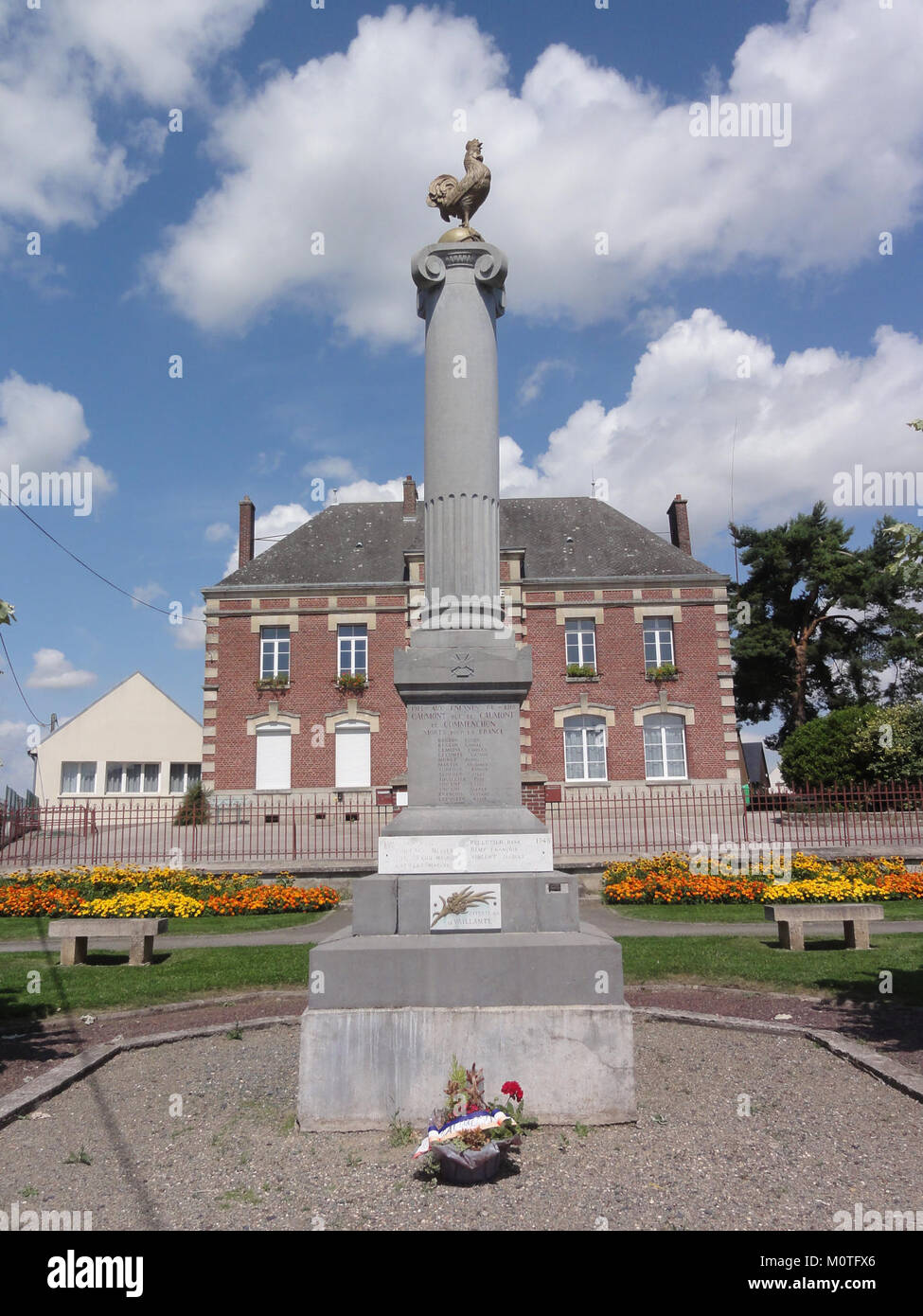 Das Caumont Monument aux Morts (Aisne) ist ein Kriegsdenkmal im französischen Département Aisne. Er ehrt die Soldaten, die während des Ersten Weltkriegs starben, und dient als Erinnerung an die Opfer, die während des Krieges gebracht wurden. Stockfoto