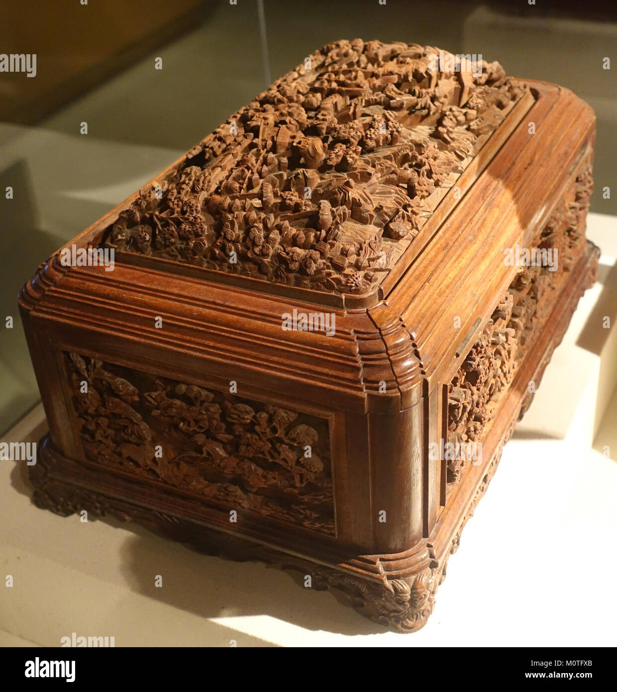 Eine geschnitzte Holzkiste der Kinh-Ethnie, ausgestellt im Vietnam National Museum of Fine Arts in Hanoi. Die Box zeigt die traditionelle Handwerkskunst und Kunstfertigkeit der Kinh in der Provinz Quang Binh. Stockfoto