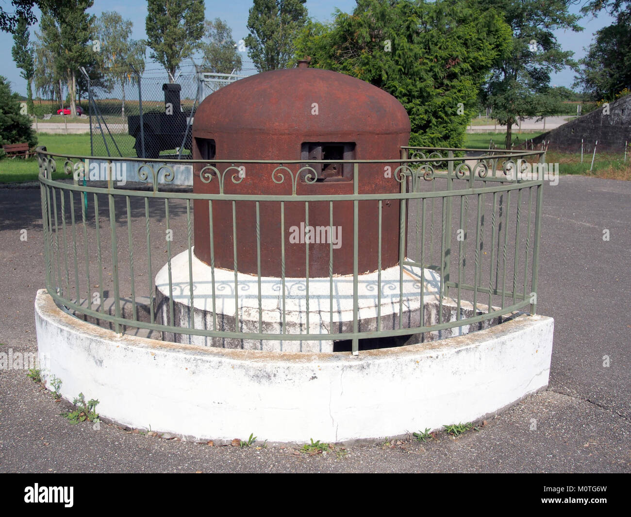Casemate 35-3 ist ein militärisches Gebäude in Marckolsheim, Frankreich. Als Teil der Maginot-Linie wurde diese Kasematte während des Zweiten Weltkriegs zur Verteidigung genutzt und ist ein bemerkenswertes Beispiel für Kriegsbefestigungen. Stockfoto