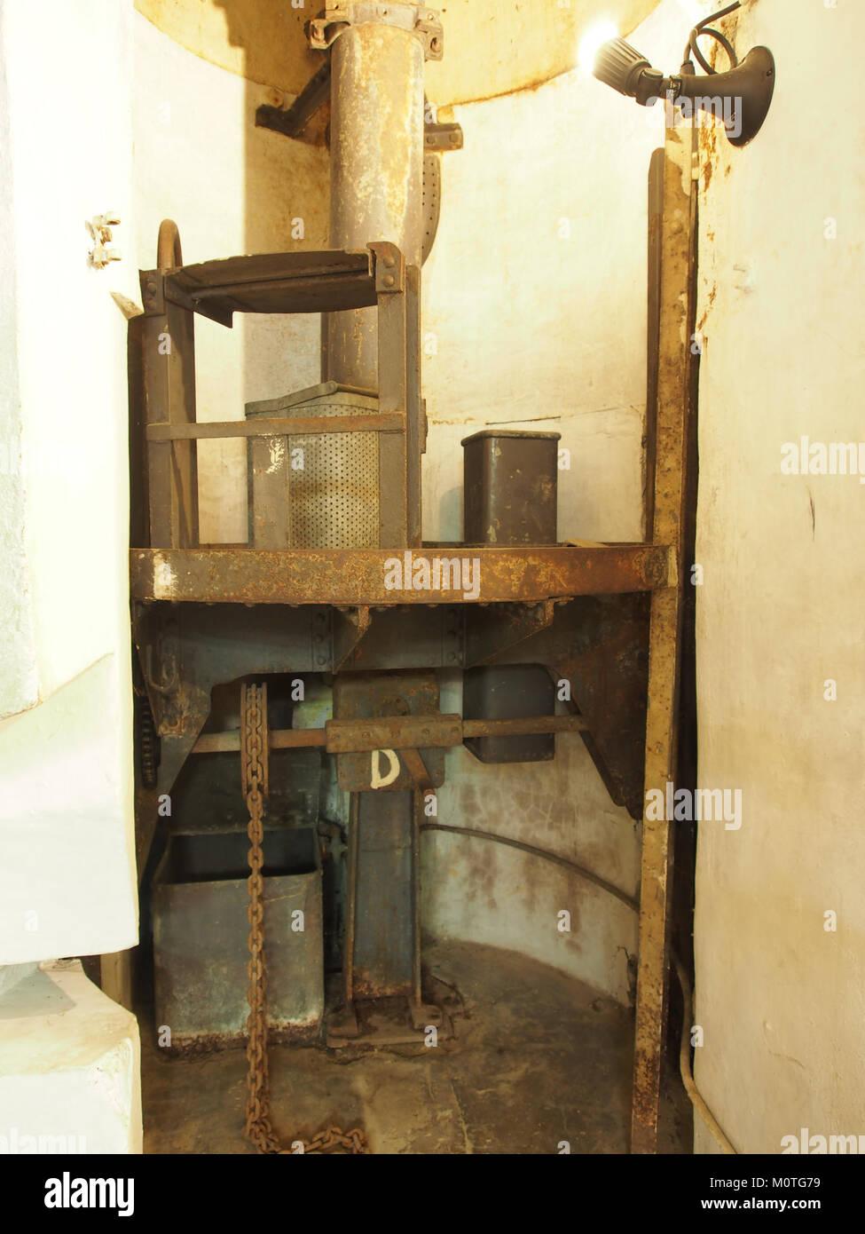 Dieses Foto zeigt die Kasematte 35-3 in Marckolsheim, Frankreich, eine wichtige Festung der Maginot-Linie. Sie spiegelt die Militärgeschichte und die strategische Bedeutung der Maginot-Linie im Zweiten Weltkrieg wider Stockfoto