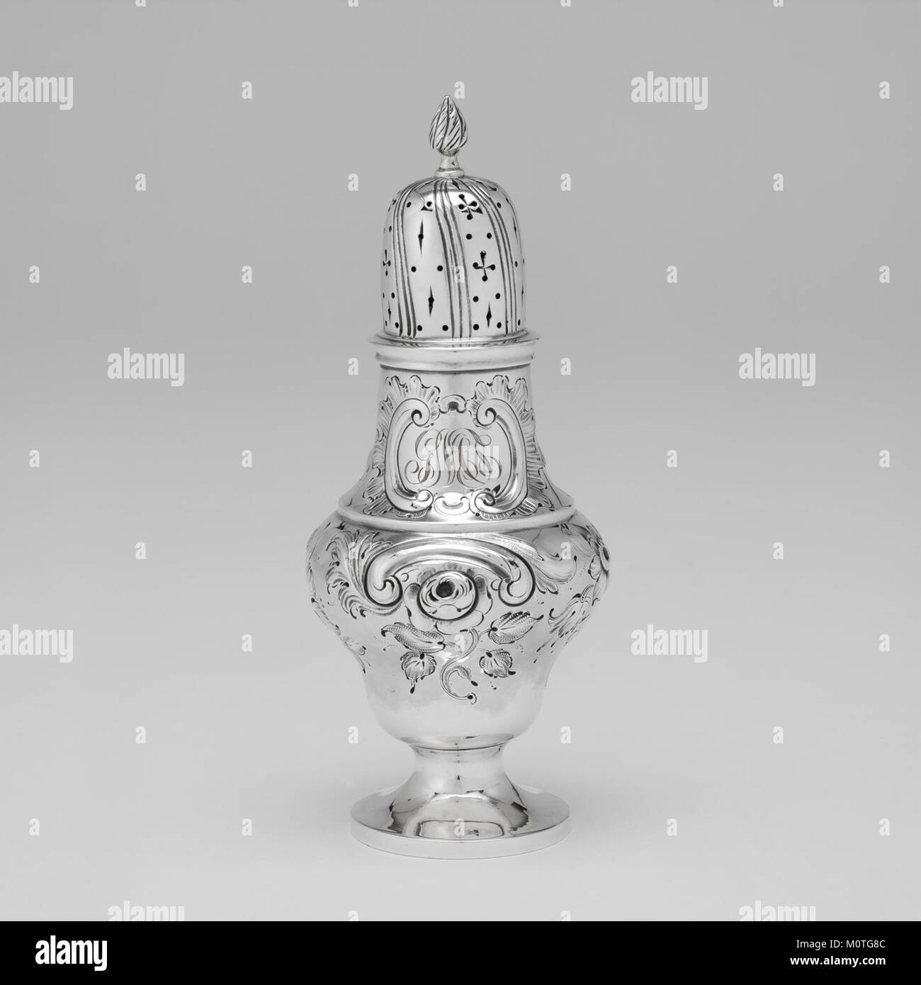 Dieser Gießer, Teil der Sammlung des Metropolitan Museum of Art, ist ein Beispiel für komplizierte Handwerkskunst. Das Stück zeigt die für seine Zeit typische feine Arbeit und das Design und spiegelt die Kunstfertigkeit seiner Zeit wider. Stockfoto