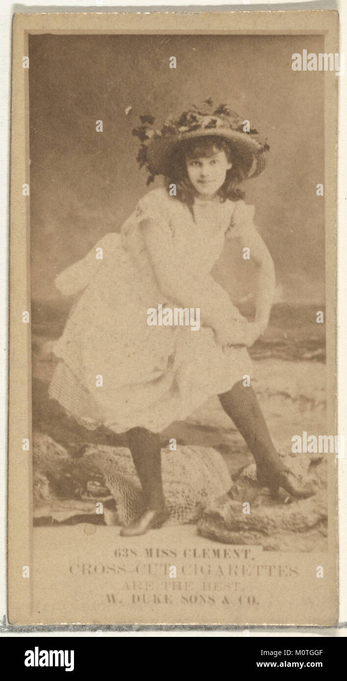 Diese Vintage-Karte zeigt Miss Clement, eine Schauspielerin aus der Serie „Actors and Actresses“. Es wurde von Duke Sons & Co. Herausgegeben, um Cross Cut Cigarettes zu fördern, eine beliebte Marke aus dem frühen 20. Jahrhundert. Stockfoto
