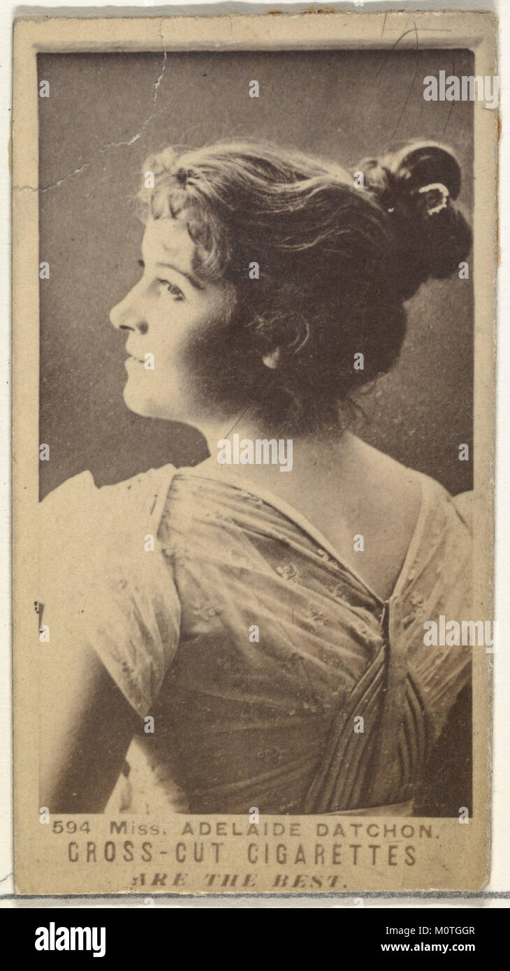 Die Kartennummer 594 mit Miss Adelaide Datchon ist Teil der Schauspielerserie N145-3, die von Duke Sons & Co. Herausgegeben wurde. Diese Sammlerkarte, wahrscheinlich aus dem frühen 20. Jahrhundert, zeigt die Schauspielerin in einem Werbekontext, der die damaligen Werbepraktiken widerspiegelt. Stockfoto