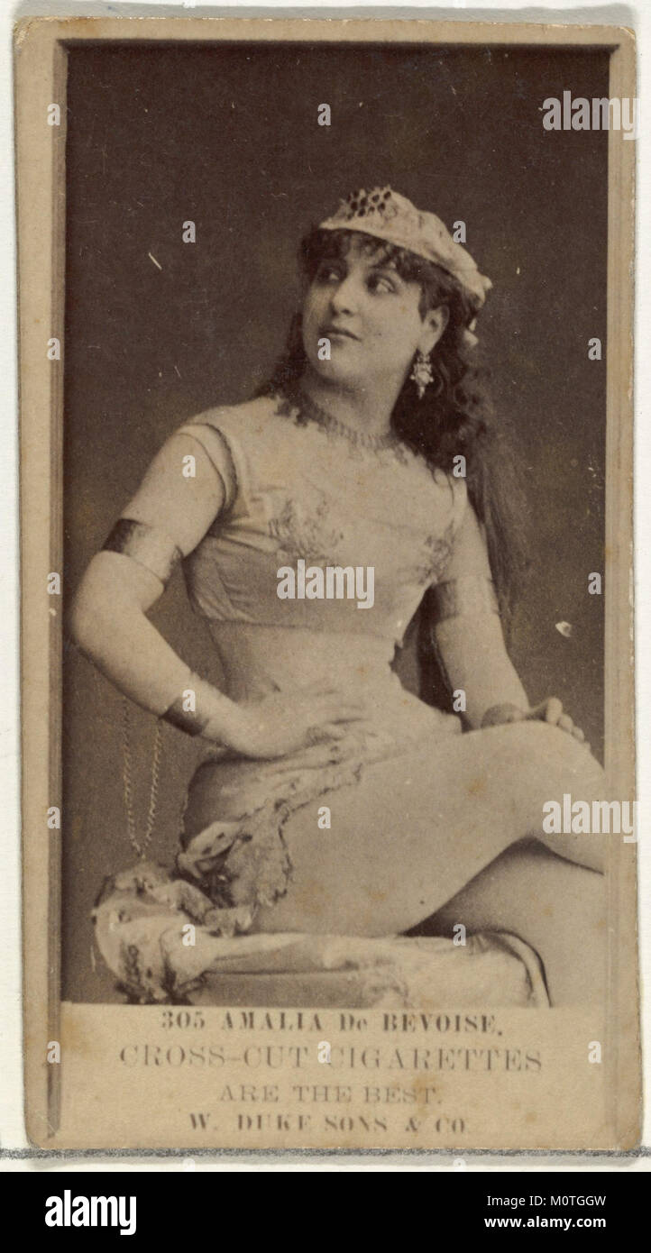 Diese Karte, Nummer 305 in der Schauspielerserie von Duke Sons & Co., zeigt Amalia de Revoise, eine bekannte Schauspielerin aus dem frühen 20. Jahrhundert. Sie wurde zur Förderung von Cross Cut Zigaretten herausgegeben. Stockfoto