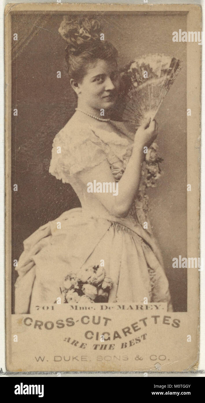 Diese Karte aus der Serie „Schauspieler und Schauspielerinnen“, nummeriert 701, zeigt Mme. De Marey, eine bemerkenswerte Figur der Zeit. Es wurde von Duke Sons & Co. Herausgegeben, um Cross Cut Cigarettes zu fördern. Die Serie war Teil einer umfassenderen Marketingstrategie im frühen 20. Jahrhundert, die die Populärkultur und Marketingmethoden der damaligen Zeit widerspiegelte. Stockfoto