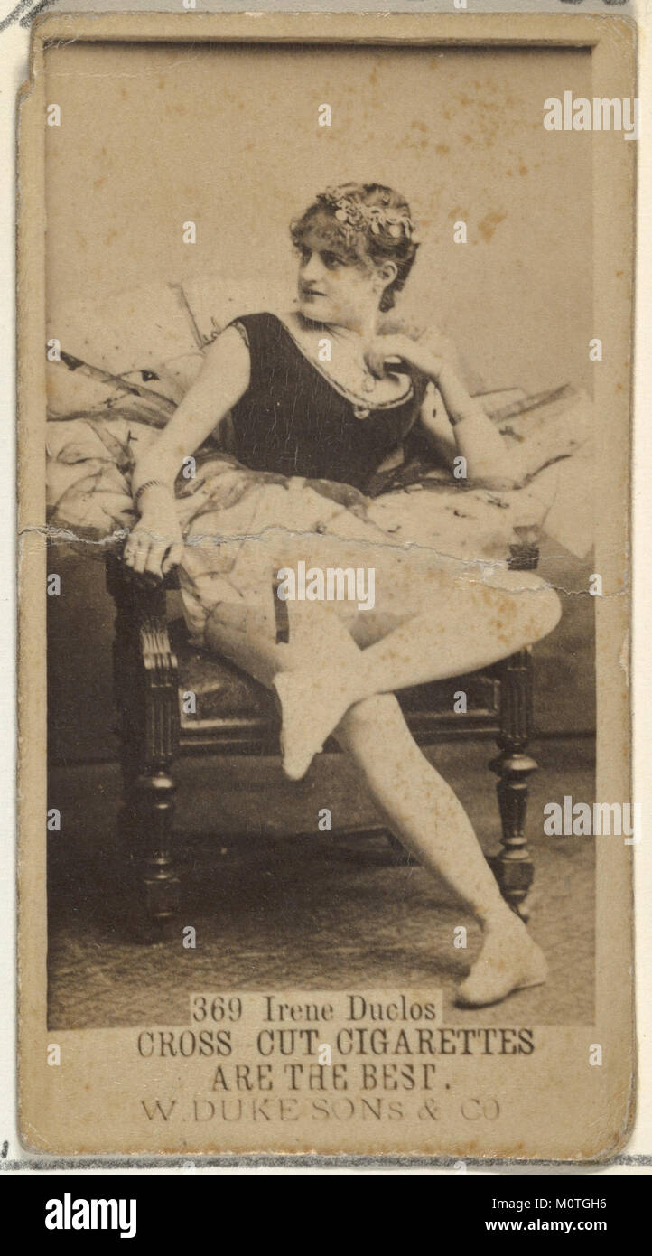 Diese Karte zeigt Irene Duclos, eine Schauspielerin, aus der Serie Schauspieler und Schauspielerinnen, die von Duke Sons & Co. Herausgegeben wurde, um Cross Cut Zigaretten zu fördern. Die Karte ist Teil einer Sammlerserie aus dem frühen 20. Jahrhundert. Stockfoto