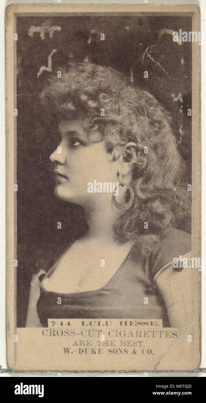 Diese Karte zeigt Lulu Hesse aus der Serie „Schauspieler und Schauspielerinnen“, die im frühen 20. Jahrhundert von Duke Sons & Co. Herausgegeben wurde, um Cross Cut Zigaretten zu fördern. Es zeigt die Werbekultur der damaligen Zeit. Stockfoto