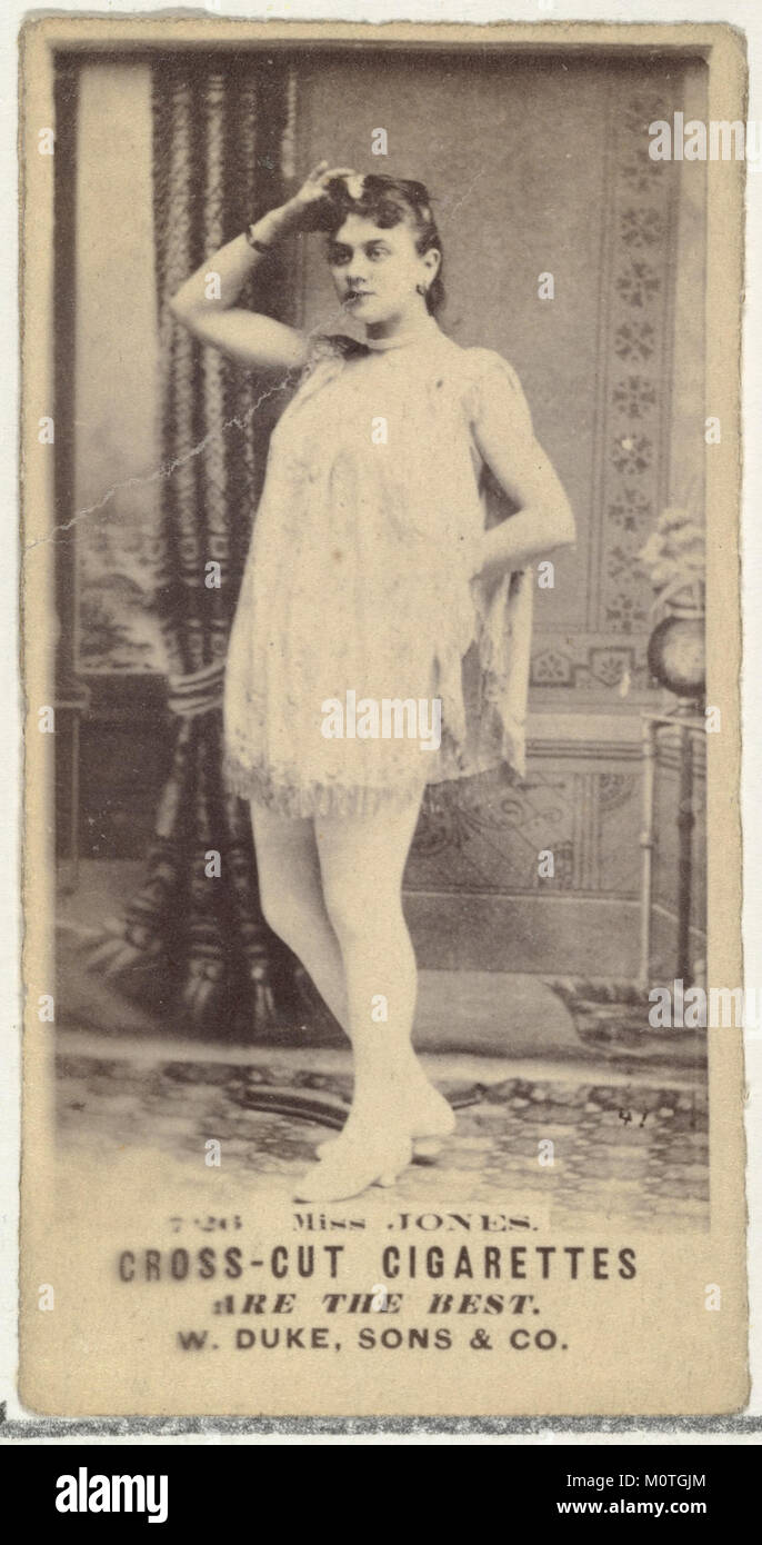 Diese Karte zeigt Miss Jones aus der Serie „Actors and Actresses“, einem Werbekollektiv, das von Duke Sons & Co. Im frühen 20. Jahrhundert herausgegeben wurde, um Cross Cut Zigaretten zu bewerben. Stockfoto
