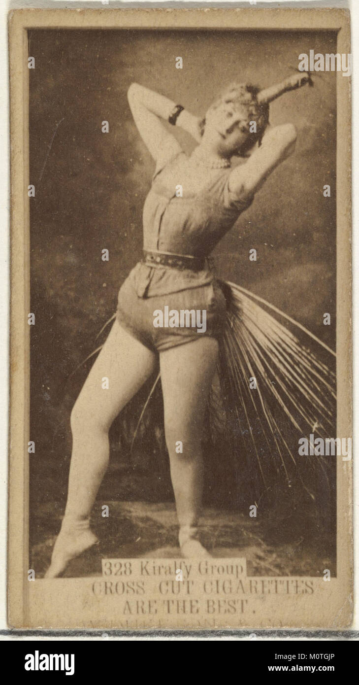 Diese Karte aus der Schauspielerserie zeigt ein Bild der Kiralfy Group, Teil einer Sammlung, die von Duke Sons & Co. Im frühen 20. Jahrhundert herausgegeben wurde. Diese Karten waren Teil einer Werbekampagne für Cross Cut-Zigaretten und zeigen beliebte Figuren dieser Zeit. Stockfoto