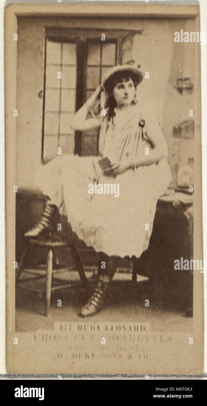Die Kartennummer 377 mit Ruby Leonard ist Teil der Schauspielerserie N145-3, die von Duke Sons & Co. Im frühen 20. Jahrhundert herausgegeben wurde, um Cross Cut Zigaretten zu fördern. Diese Vintage-Karte zeigt eine berühmte Schauspielerin aus dieser Zeit. Stockfoto
