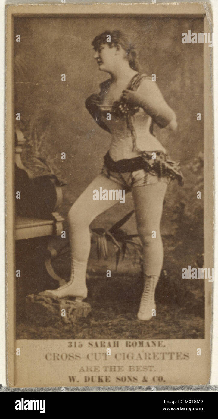 Diese Karte mit der Schauspielerin Sarah Romane ist Teil der Schauspieler- und Schauspielerserie, die von Duke Sons & Co. Im frühen 20. Jahrhundert herausgegeben wurde. Es wurde verwendet, um Cross Cut Zigaretten zu fördern. Stockfoto