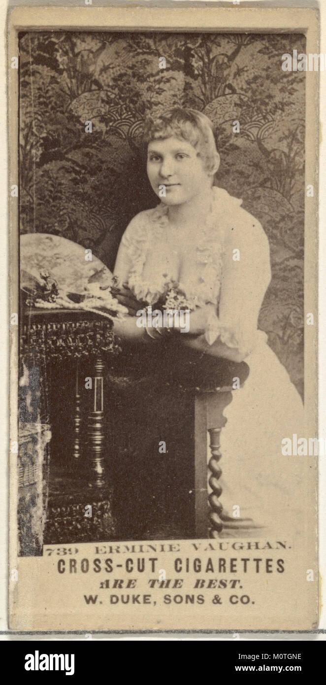 Eine Vintage-Karte aus der Serie „Schauspieler und Schauspielerinnen“ mit Erminie Vaughan. Die Karte mit der Nummer 739 wurde von Duke Sons & Co. Ausgegeben, um Cross Cut Zigaretten zu fördern, die die damaligen Marketingpraktiken widerspiegeln. Stockfoto
