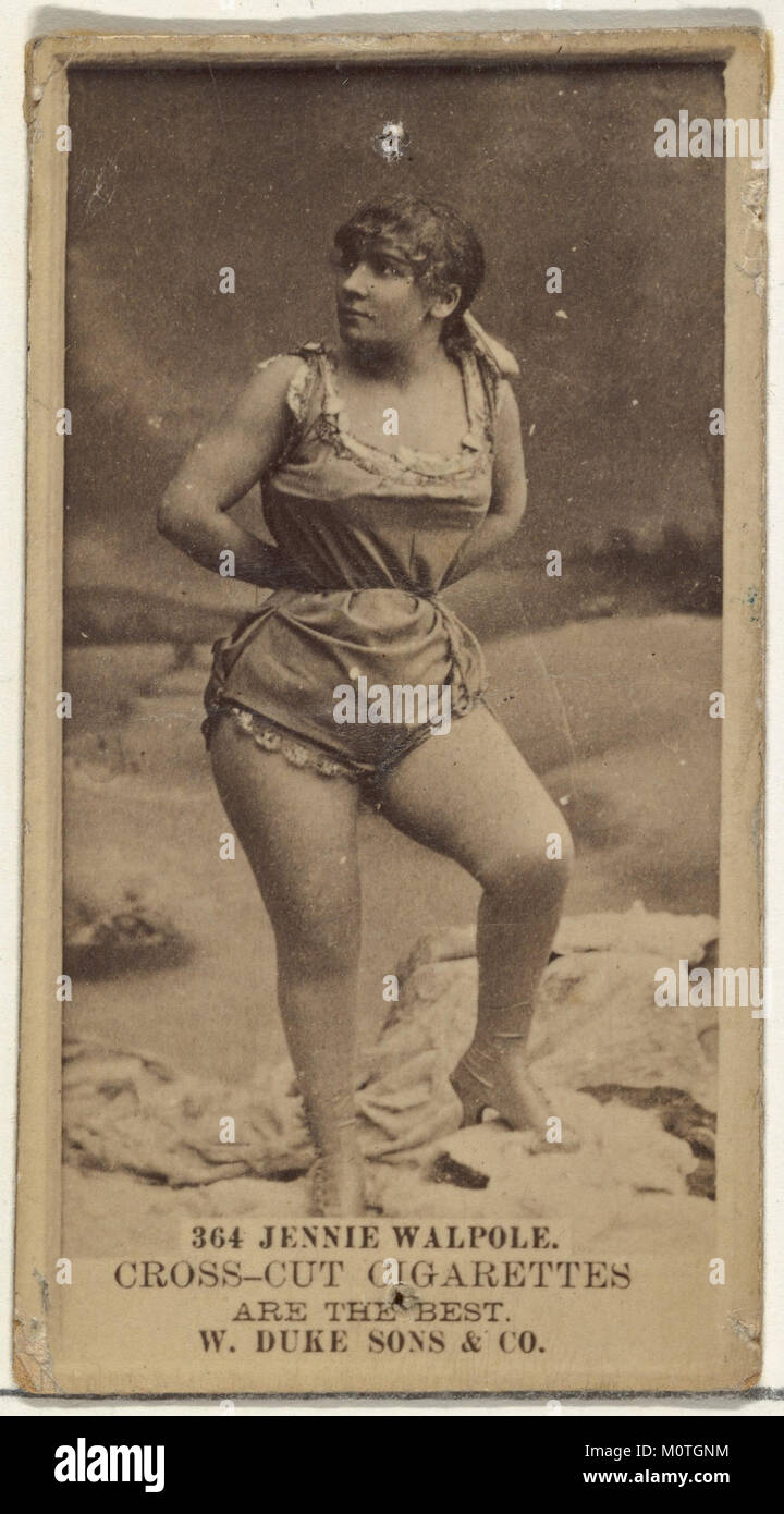 Karte Nummer 364 mit Jennie Walpole aus der Serie „Actors and Actresses“, herausgegeben von Duke Sons & Co., um Cross Cut Cigarettes zu fördern. Die Karte ist Teil einer historischen Sammlung, die Tabakerzeugnisse durch Prominente fördert. Stockfoto