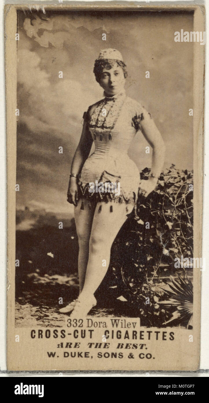 Diese Karte zeigt Dora Wiley aus der Schauspielerserie N145-3, die von Duke Sons & Co. Im Rahmen einer Werbekampagne für Cross Cut Zigaretten herausgegeben wurde. Stockfoto