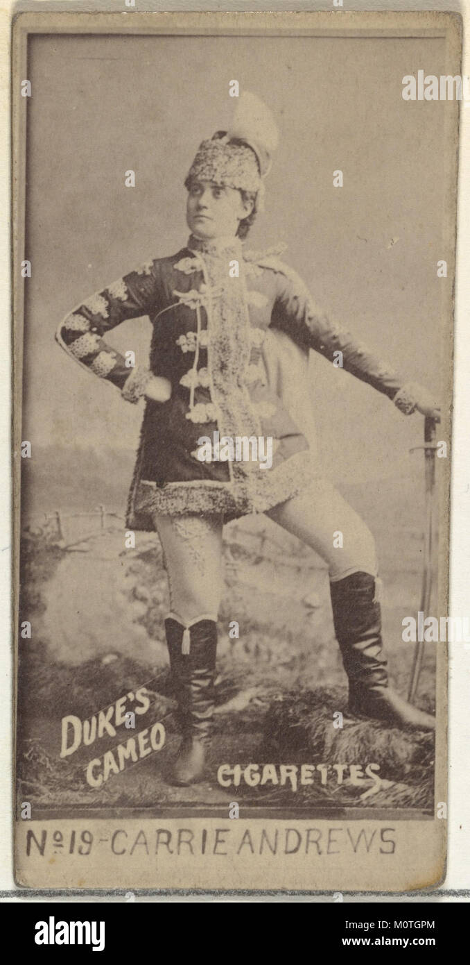 Diese Karte zeigt Carrie Andrews aus der Schauspielerserie N145-4, die von Duke Sons & Co. Im Rahmen einer Werbekampagne für Cameo Zigaretten herausgegeben wurde. Die Karte zeigt die Rolle der Unterhaltungsindustrie in der Werbung des frühen 20. Jahrhunderts, insbesondere Zigarettenmarken. MET DP839888 bezieht sich auf den Katalogisierungscode. Stockfoto