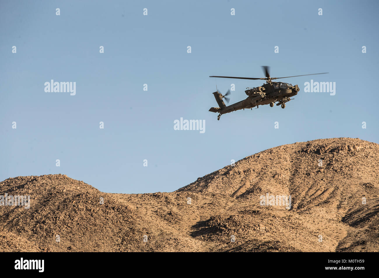 Ein U.S. Army UH-60L Black Hawk Hubschrauber fliegt durch die Luft, während ein Feld Training am National Training Center (NTC) in Fort Irwin, Calif., Jan. 15, 2018. Stockfoto