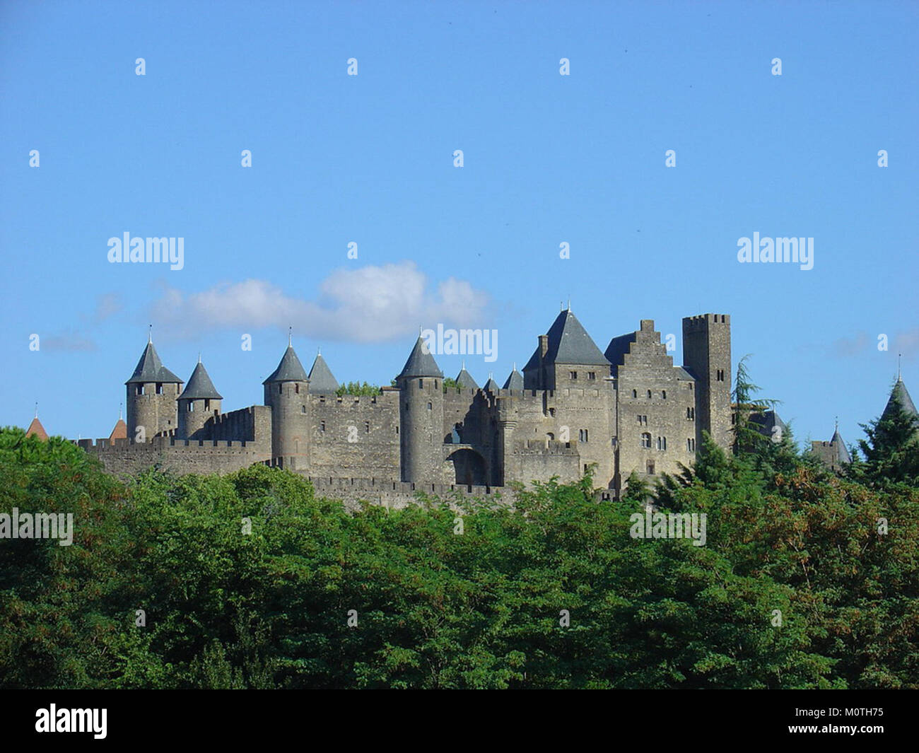 Carcassonne, eine befestigte Stadt in Frankreich, ist bekannt für ihre gut erhaltenen mittelalterlichen Mauern und Architektur, die Einblicke in die historischen französischen Verteidigungssysteme bietet. Stockfoto