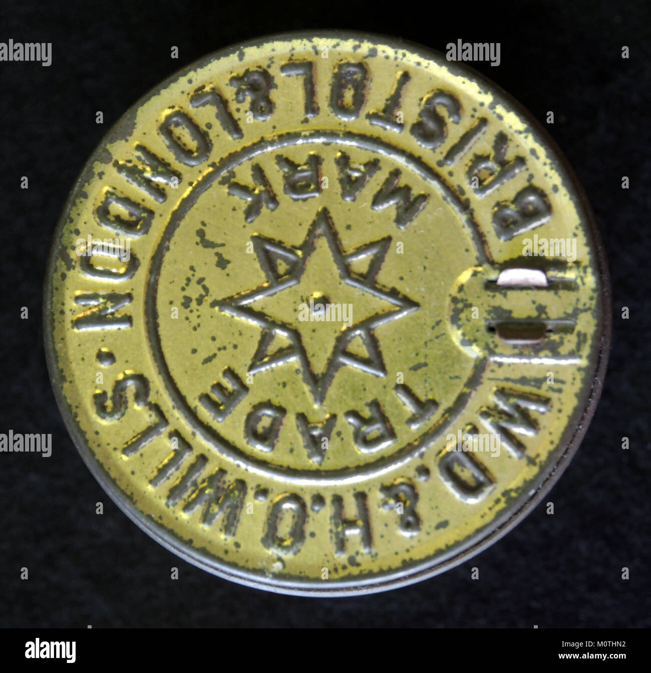 Die Capstan Navy Cut Zigarettendose ist ein Vintage-Sammlerstück mit Branding einer historischen Zigarettenmarke. Die Dose ist bekannt für ihre Verbindung mit der Seekultur und spiegelt das Verpackungsdesign von Zigaretten aus dem frühen 20. Jahrhundert wider. Stockfoto