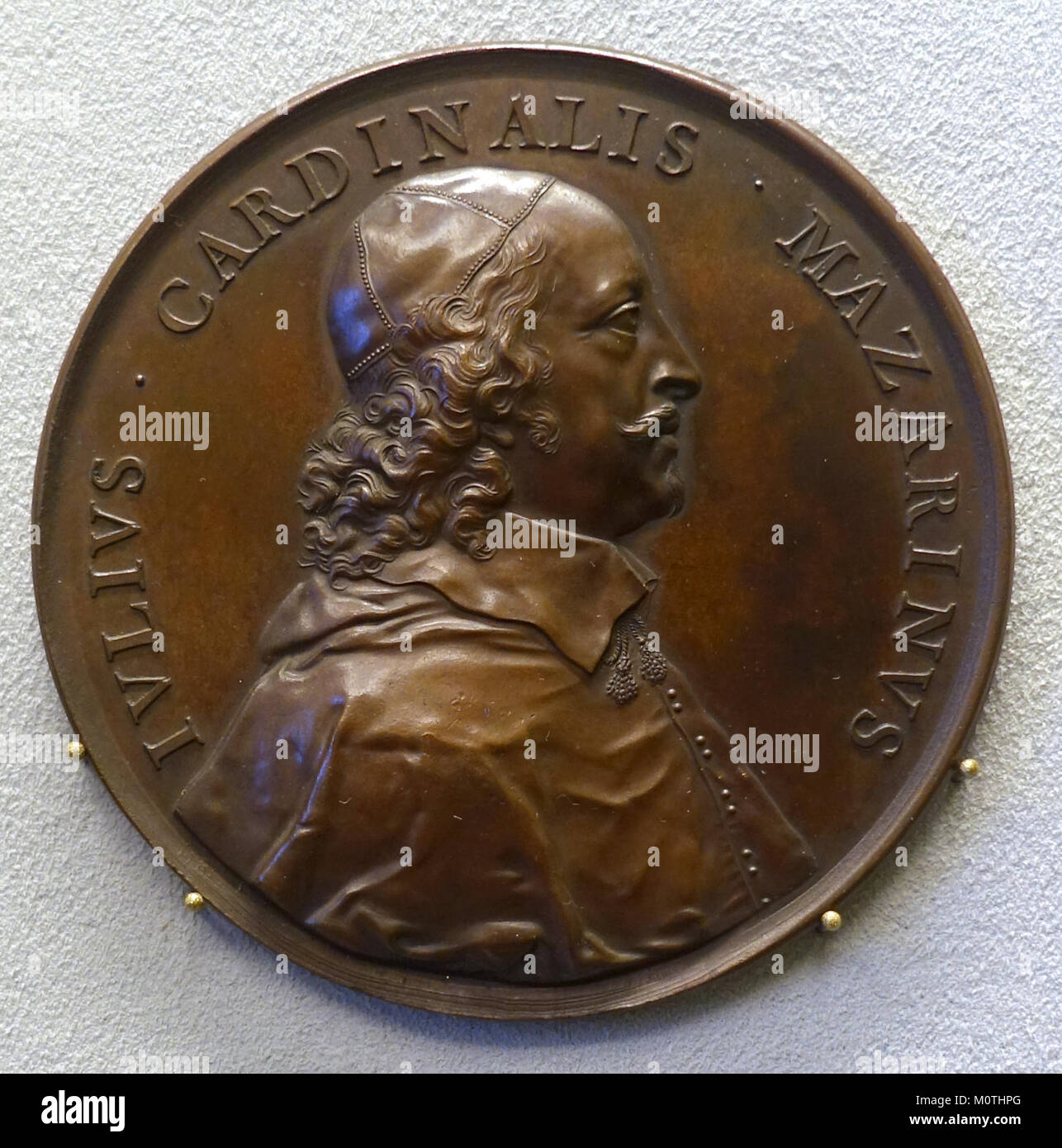 Diese Skulptur von Jean Warin aus dem Jahr 1659 zeigt Kardinal Mazarin, einen prominenten französischen Staatsmann. Das Stück ist im Bode Museum untergebracht und zeigt barocke Kunst und französische Geschichte. Stockfoto