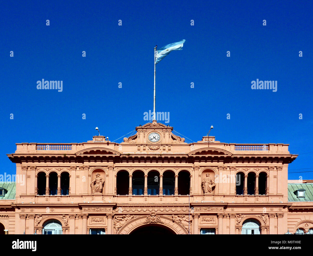 Casa Rosada ist der Palast des Präsidenten in Buenos Aires, Argentinien. Dieses ikonische Gebäude dient als Sitz der argentinischen Regierung und ist ein bedeutendes Wahrzeichen der Stadt. Stockfoto