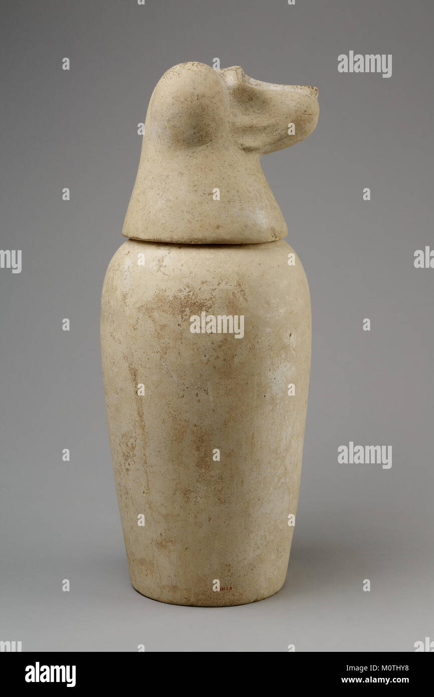 Dieses Canopic-Glas, das in der MET-Kollektion untergebracht ist, verfügt über einen Paviankopf, der den alten ägyptischen Gott Hapy darstellt. Das Gefäß diente zur Aufbewahrung der inneren Organe der Verstorbenen während der Mumifizierung, was die ägyptischen Begräbnispraktiken und religiösen Überzeugungen widerspiegelte. Stockfoto