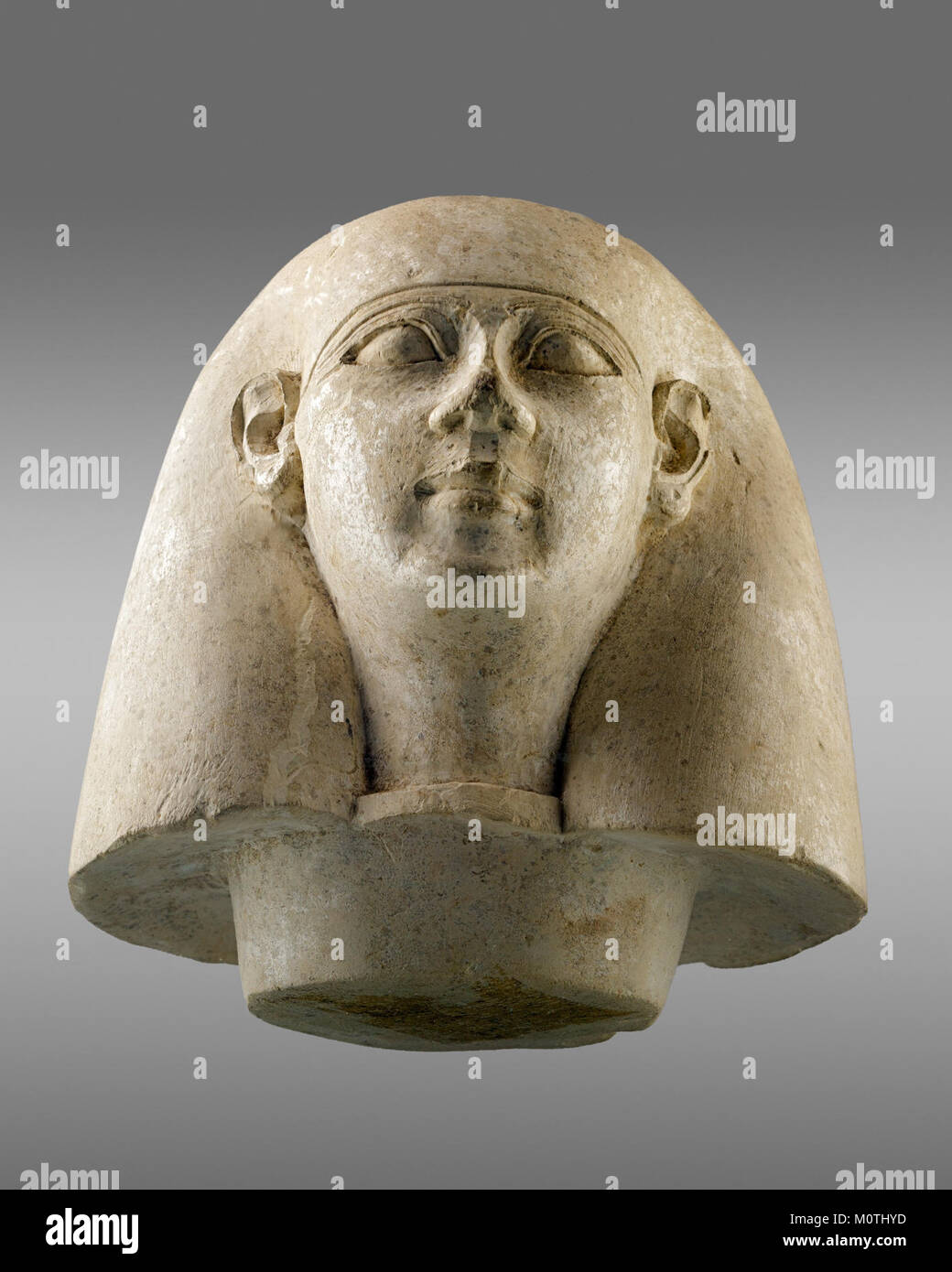 Dieses altägyptische Kanopenglas stammt aus der 18. Dynastie und enthält die Überreste eines menschlichen Kopfes. Es repräsentiert die Begräbnispraxis im alten Ägypten, wo Kanopengläser zur Aufbewahrung der inneren Organe des Verstorbenen verwendet wurden. Dieses Glas ist Imsety gewidmet, einem der vier Söhne Horus, der die Leber beschützte. Stockfoto