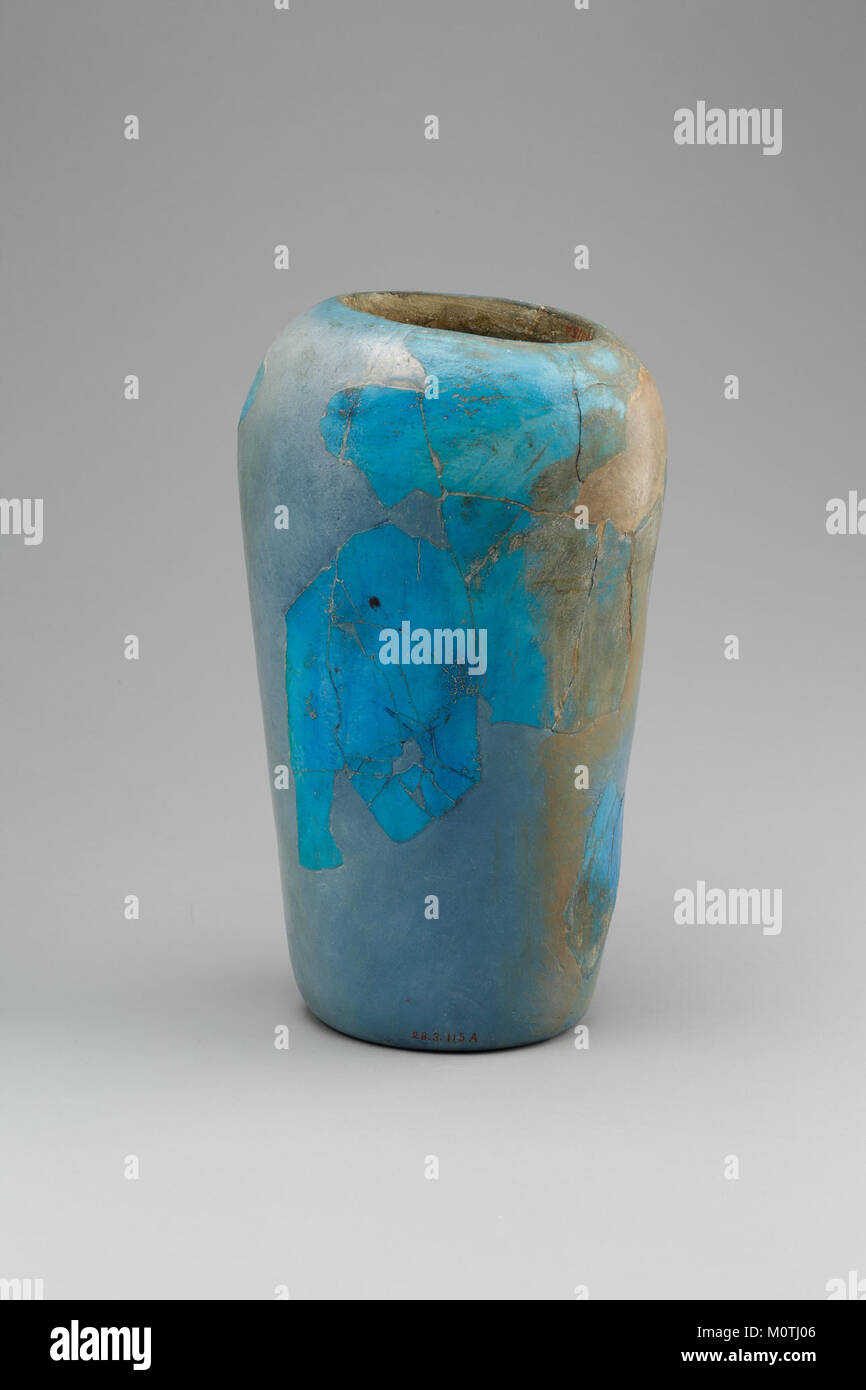 Dieses Kanopenglas, das für Qebehsenuef, einen der Söhne des Horus in der altägyptischen Mythologie, geschrieben wurde, wurde zur Aufbewahrung innerer Organe während der Mumifizierung verwendet. Es handelt sich um ein bedeutendes Artefakt aus dem ägyptischen Reich der Mitte, das auf der MET ausgestellt wurde. Stockfoto