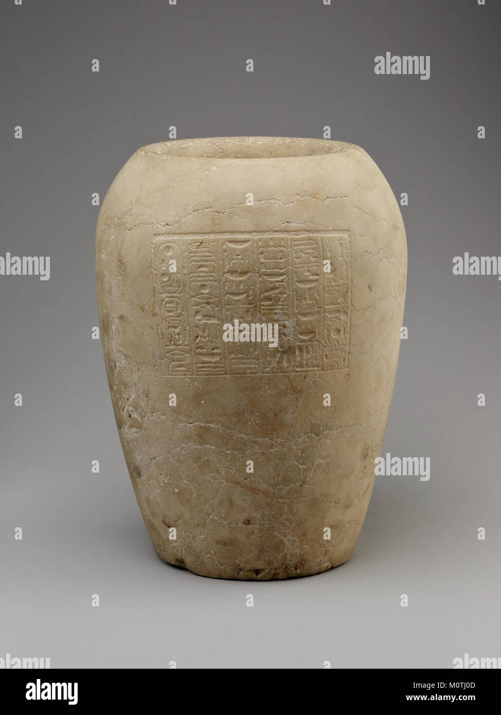 Das kanopische Gefäß von Smendes, ein Artefakt aus dem alten Ägypten, wird mit den Begräbungspraktiken des ägyptischen Königs in Verbindung gebracht. Kanopengläser wurden zur Aufbewahrung der inneren Organe des Verstorbenen während der Mumifikation verwendet. Stockfoto