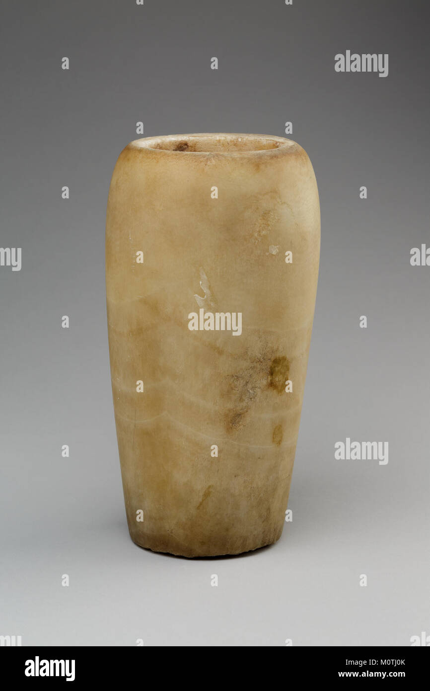 Dieses unbeschriftete Kanopenglas, MET 66.99.127a, ist ein altägyptisches Artefakt, das verwendet wird, um innere Organe während des Mumifizierungsprozesses zu halten. Das Gefäß ist ein Beispiel frühägyptischer Begräbnispraktiken, das in der Sammlung des Metropolitan Museum of Art aufbewahrt wird Stockfoto