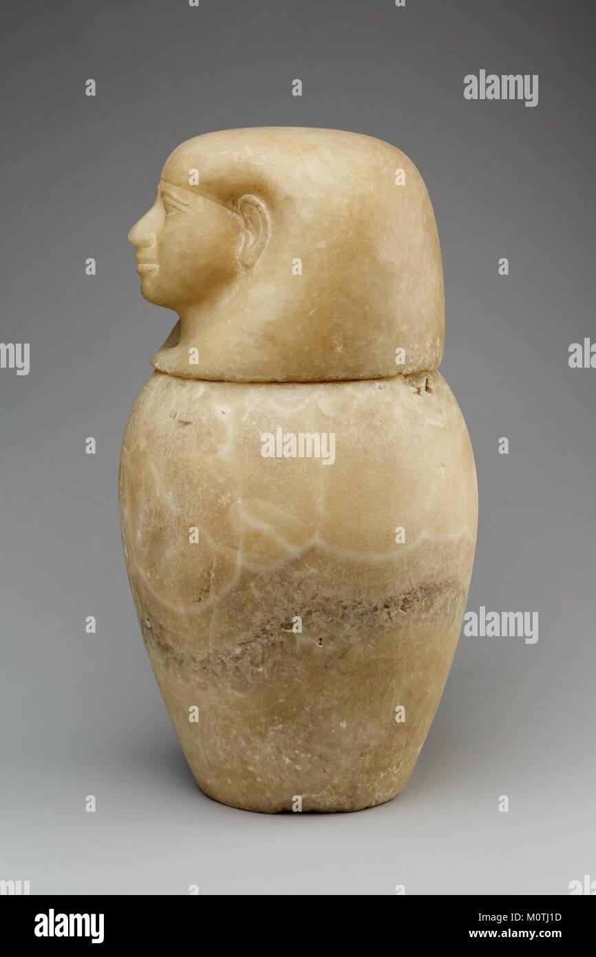 Dieses Kanopenglas mit einem Deckel mit menschlichem Kopf ist ein altägyptisches Artefakt aus dem Museum of Metropolitan Art Es wurde verwendet, um die inneren Organe der Verstorbenen während der Mumifizierung zu lagern und spiegelt die ägyptische Begräbnispraxis wider. Stockfoto