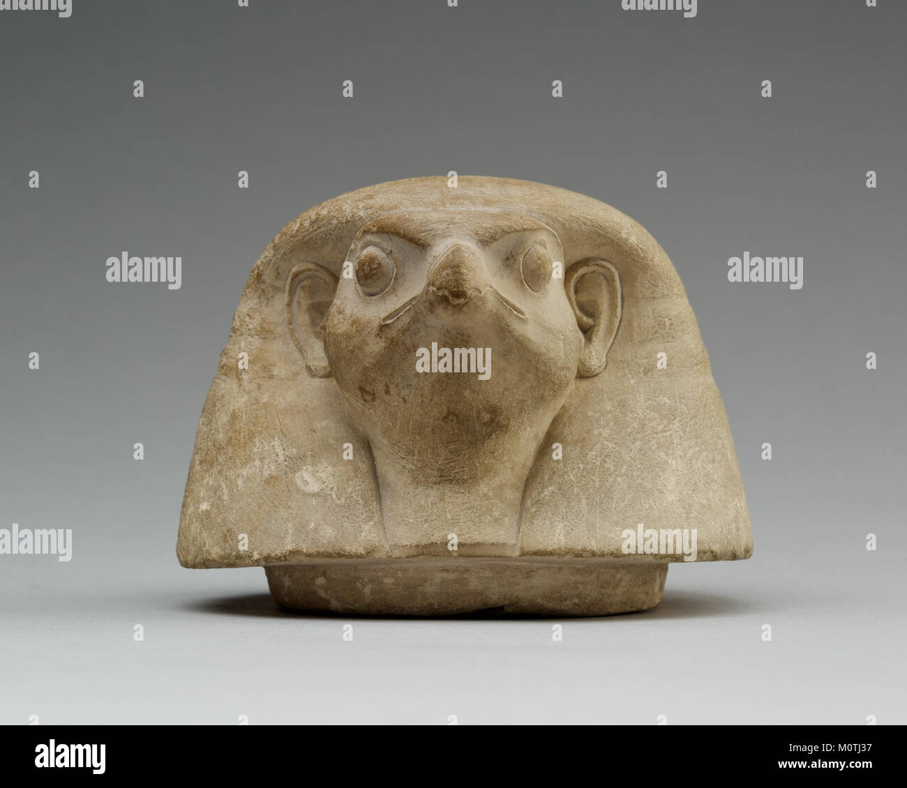 Dieser Deckel aus dem Canopic-Glas ist Teil der altägyptischen Begräbnispraxis und zeigt einen Falkenkopf, der den Gott Qebehsenuef symbolisiert. Kanopengläser wurden verwendet, um die inneren Organe mumifizierter Individuen zu lagern. Stockfoto