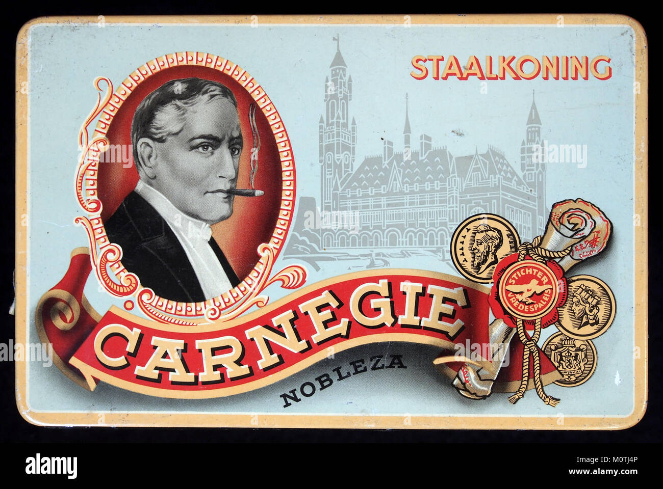 Die Carnegie Nobleze Staalkoning ist eine Vintage-Zigarrendose, die wahrscheinlich für den niederländischen Markt hergestellt wird und im Stahldesign gehalten wird. Es ist ein historisches Beispiel für Tabakverpackungen aus dem frühen 20. Jahrhundert. Stockfoto