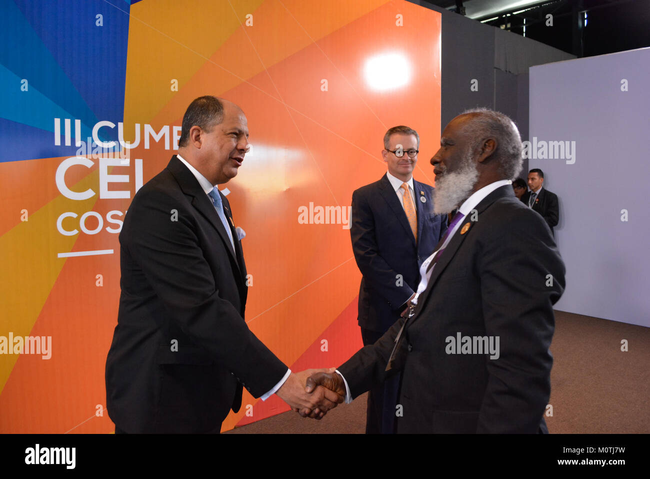 Ein Foto vom CELAC-Gipfel 2015, aufgenommen am 28. Januar 2015, auf dem die Teilnehmer beim Austausch von Grüßen festhalten und die diplomatischen Interaktionen während der Veranstaltung hervorheben. Stockfoto