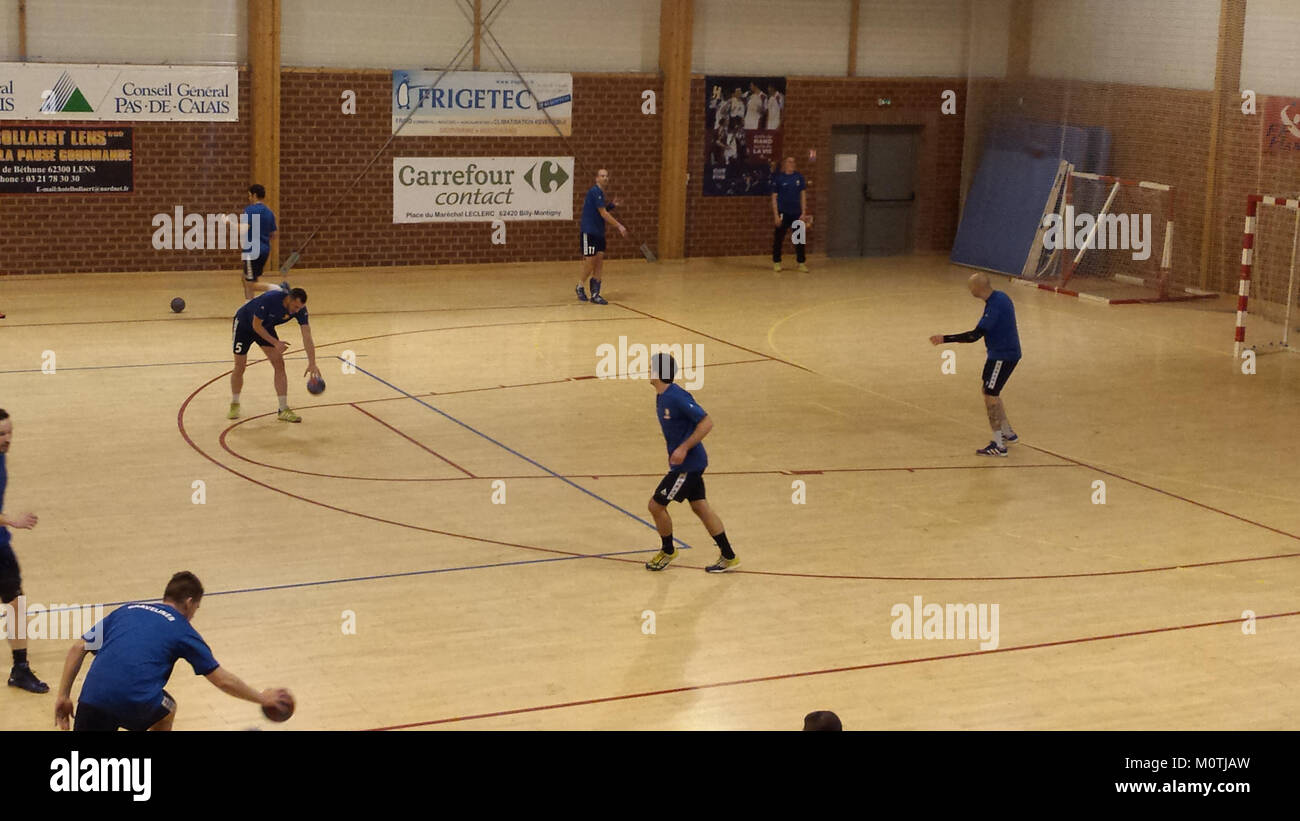 Die Carabiniers aus Billy-Montigny traten am 7. Februar 2015 in einem Match gegen Gravelines USHB auf. Diese Veranstaltung war Teil einer sportlichen Liga, die die sportliche Leistung der Teams widerspiegelte. Stockfoto