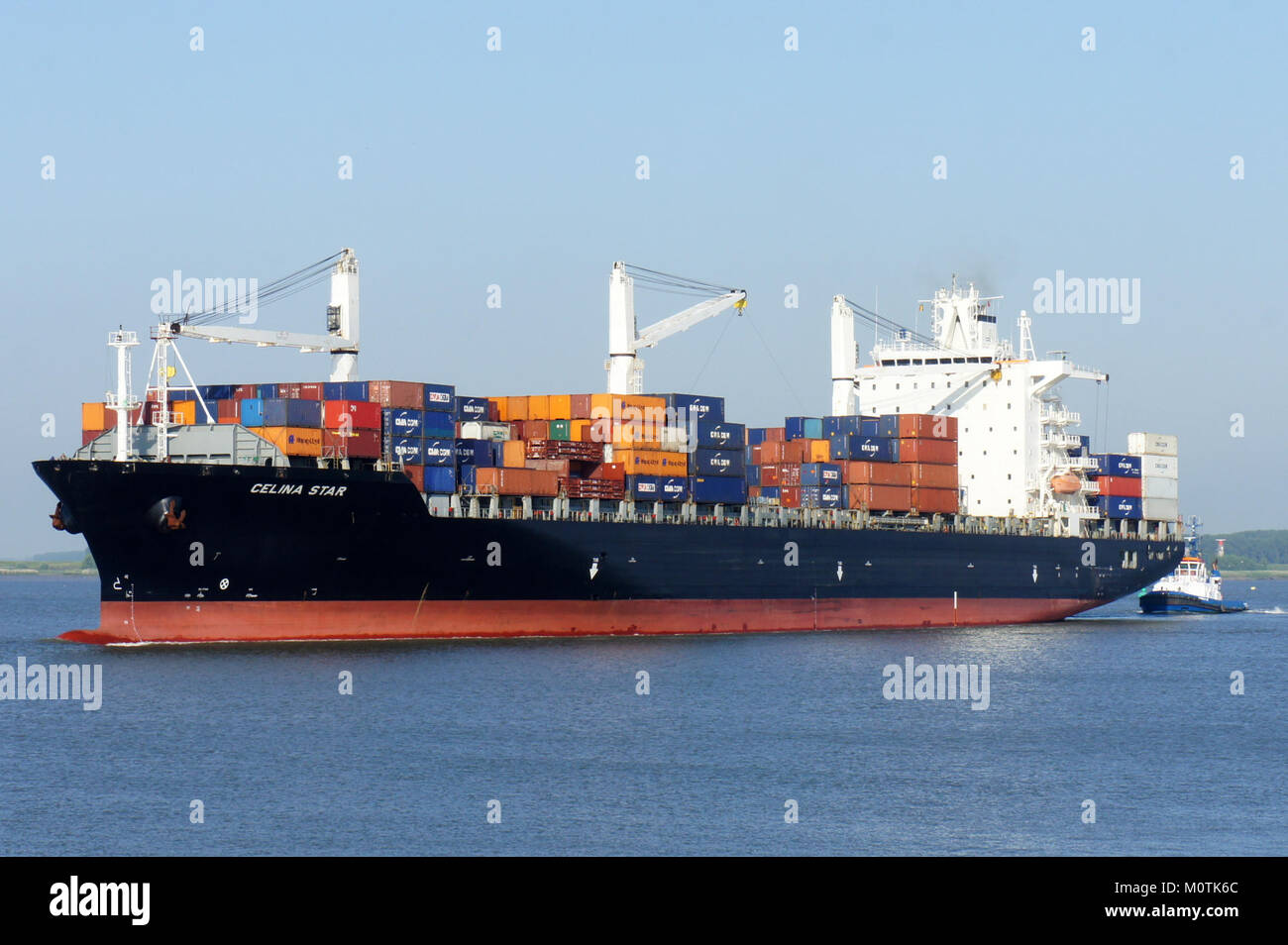 Die Celina Star, IMO 9210086, mit dem Rufzeichen DPCO, ist ein im Hafen von Antwerpen angedocktes Hochseeschiff. Dieses Schiff spielt eine Schlüsselrolle im internationalen Seeverkehr und im Seehandel, was die Stellung Antwerpens als wichtiger europäischer Hafen widerspiegelt. Stockfoto
