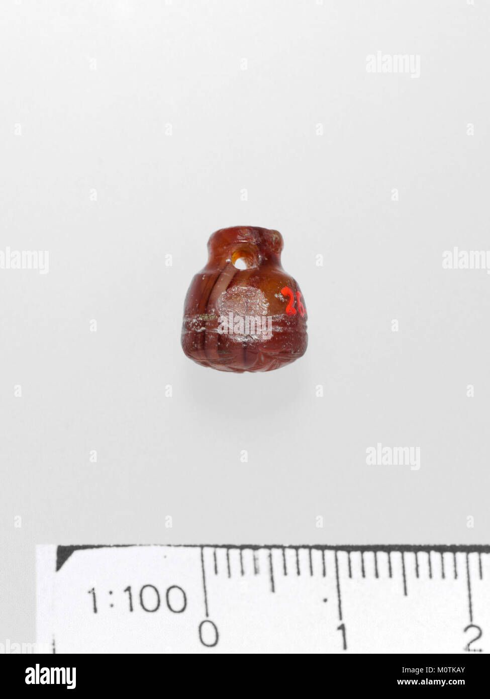 Dieses Karneol-Glockensiegel, das in der MET-Kollektion untergebracht ist, verfügt über komplizierte Designs und wurde in der Antike zum Stempeln oder Versiegeln von Dokumenten verwendet. Der Karneol-Stein und sein Design spiegeln die Handwerkskunst der antiken Zivilisationen wider. Stockfoto