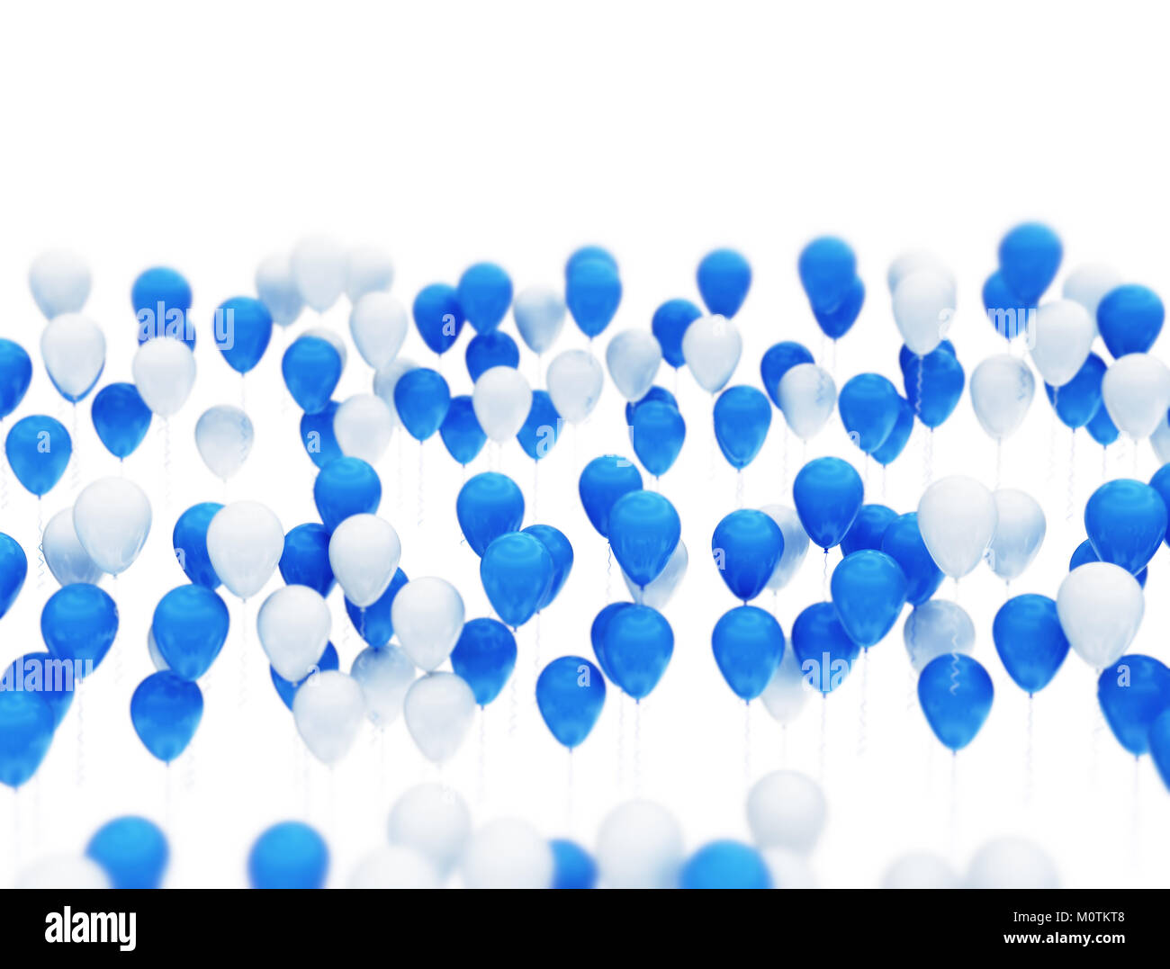 Weiße und blaue Luftballons gegen einen weißen Himmel Stockfoto