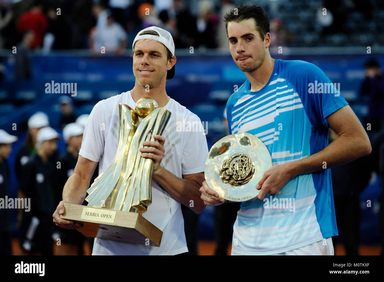 Belgrad, Serbien - 9. Mai 2010: Sam Querrey und John Isner wirft mit Medaillen nach querrey's Sieg in Serbien Open 2010 ATP World Tour Finale Stockfoto