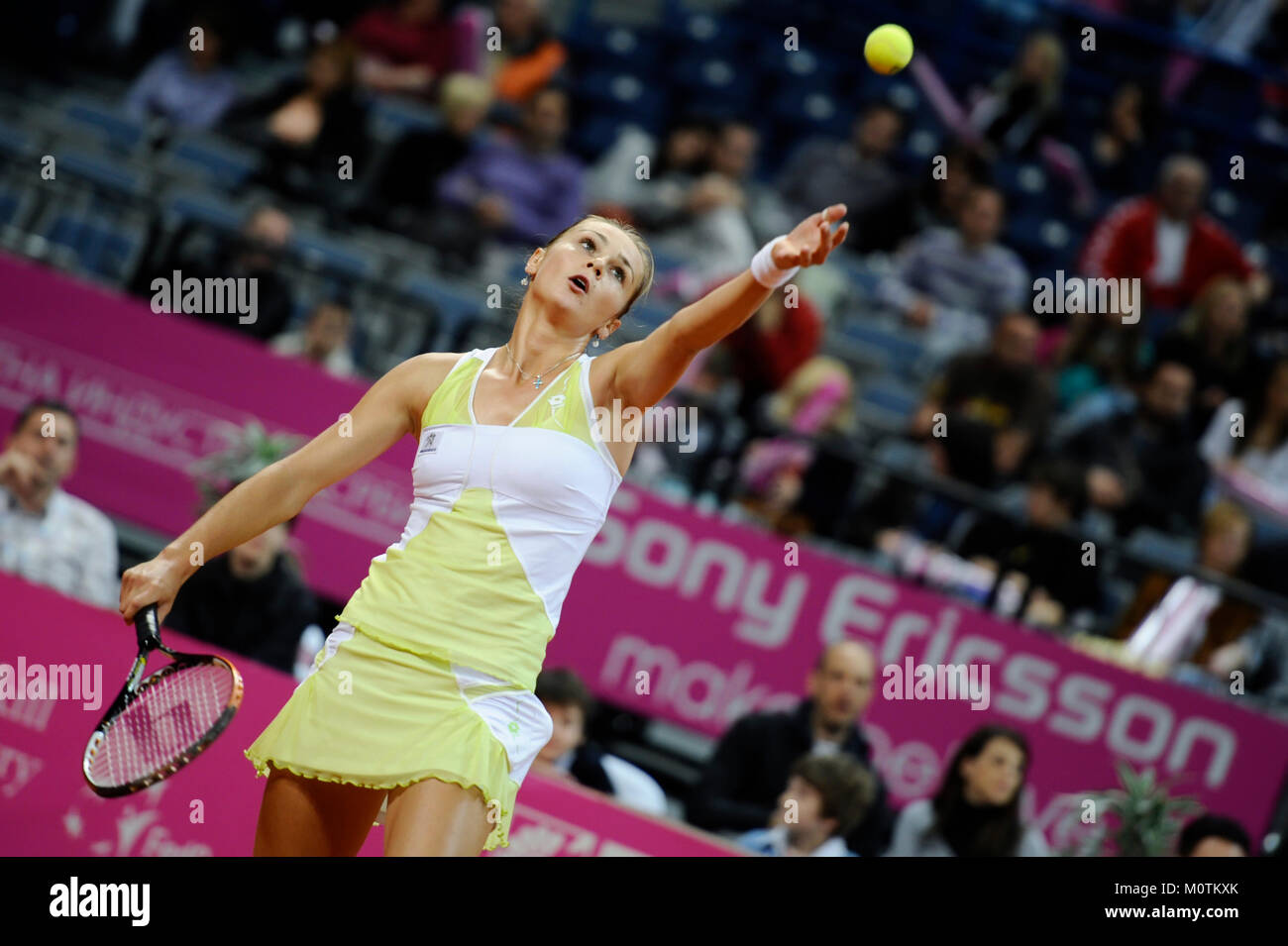 Belgrad, Serbien - 24. April 2010: Magdalena Rybarikova dient, um die Kugel zu Jelena Jankovic beim Fed Cup World Group Play-off in Belgrad Arena Stockfoto