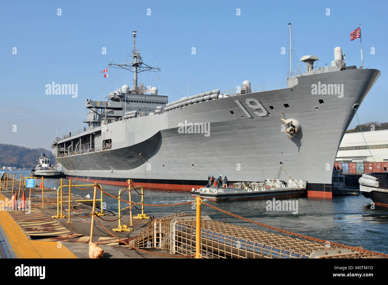 Die USA 7 Flotte Flaggschiff USS Blue Ridge (LCC 19) Blätter trocken Dock6 an der Flotte Aktivitäten (FLEACT) Kamakura. Blue Ridge ist in eine umfassende Wartung, um das Schiff weiterhin als eine robuste Kommunikation Plattform in den USA 7 Flotte Einsatzgebiet zu dienen zu modernisieren. Stockfoto