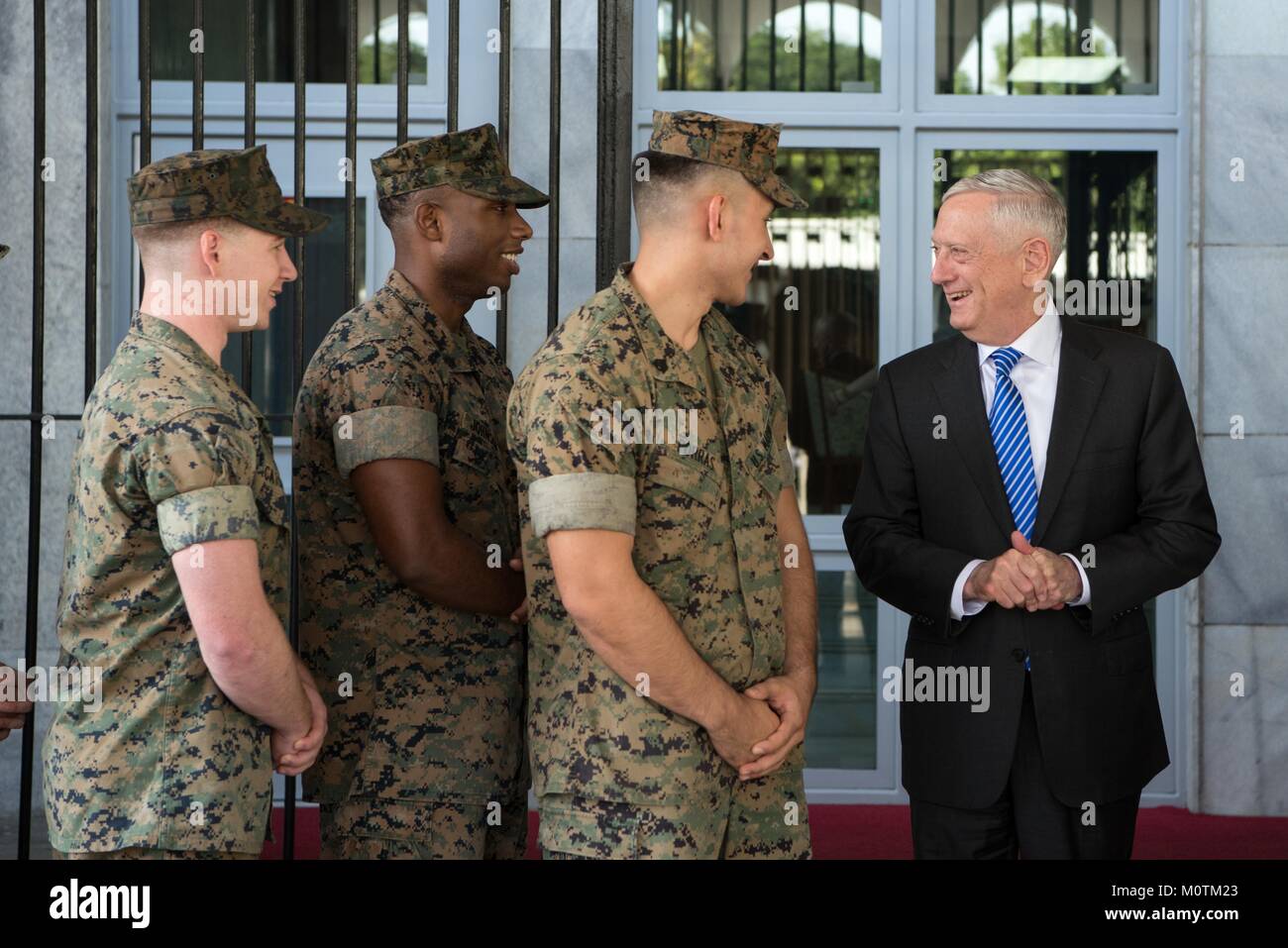 Us-Verteidigungsminister James Mattis spricht mit US-Marines die Bewachung der US-Botschaft Januar 22, 2018 in Jakarta, Indonesien. Stockfoto