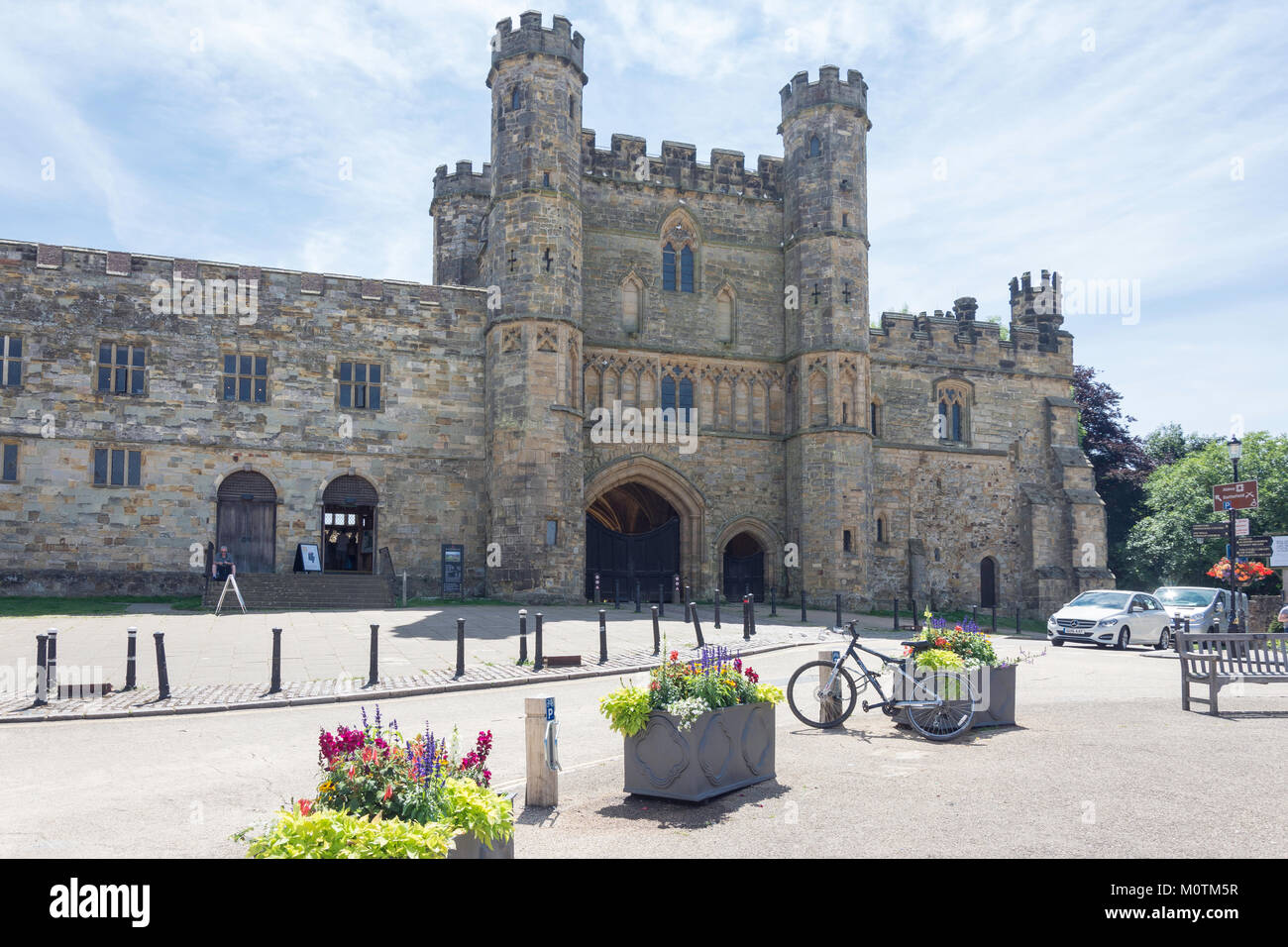 Eingang zum Battle Abbey von Abbey Grün, High Street, Battle, East Sussex, England, Vereinigtes Königreich Stockfoto